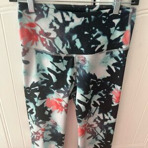 NWOT LEGGINGS OLD NAVY ACTIVE Floral Patterned Women’s Leggings, Cropped